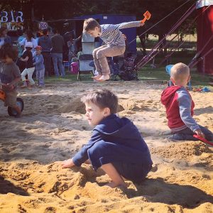 Châteaux de sable et rigolade sur la plage du Charbonneau