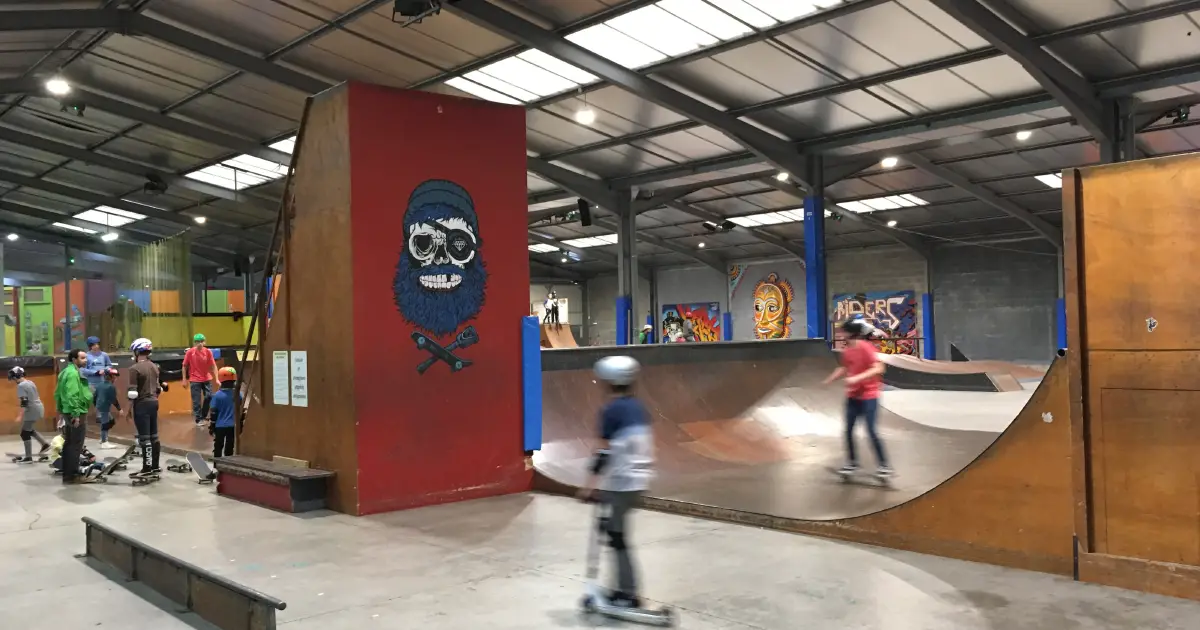 Nantes SKATEPARK géant en intérieur pour skate BMX roller