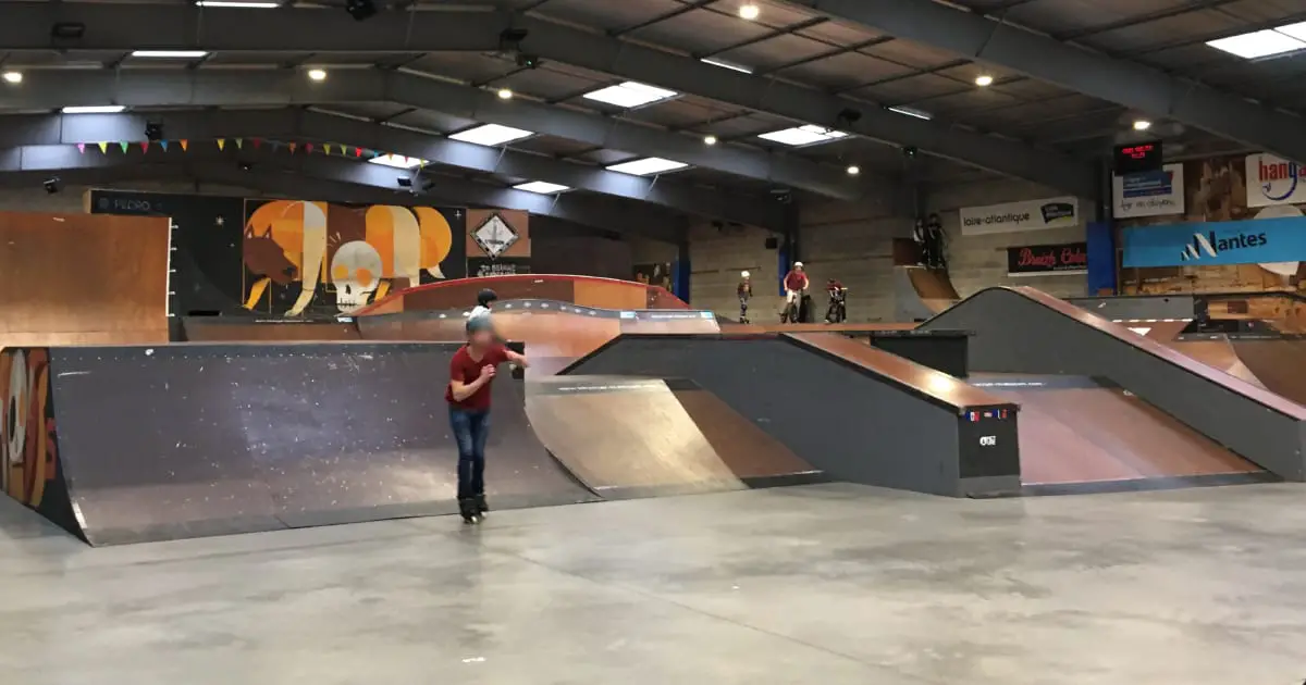 Nantes SKATEPARK géant en intérieur pour skate BMX roller