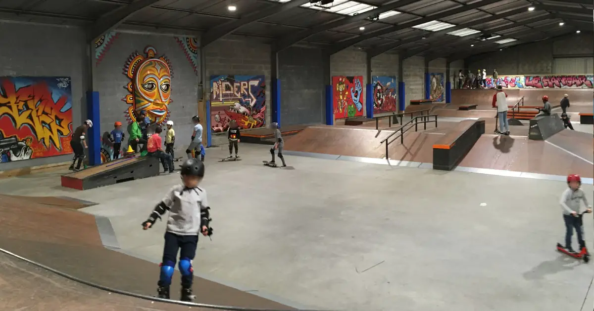 Nantes SKATEPARK géant en intérieur pour skate BMX roller