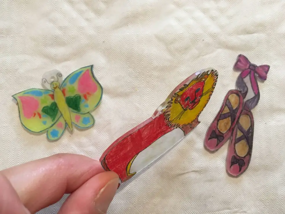 FAOKZE Kit Plastique Fou 195 Pièces – Feuilles Rétractables A4 Avec Motifs, Perforateur Et Crayons – Activité Manuelle Créative