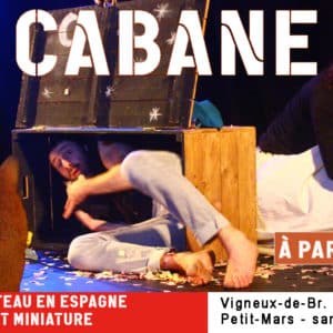 deux artistes, une cabane et une statue de chien