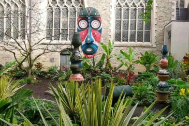 pedro exposition Bla et Mask dans le jardin du passage sainte croix transormé en jungle luxuriante avec masque géant, totem en céramique et plus de 700 plantes