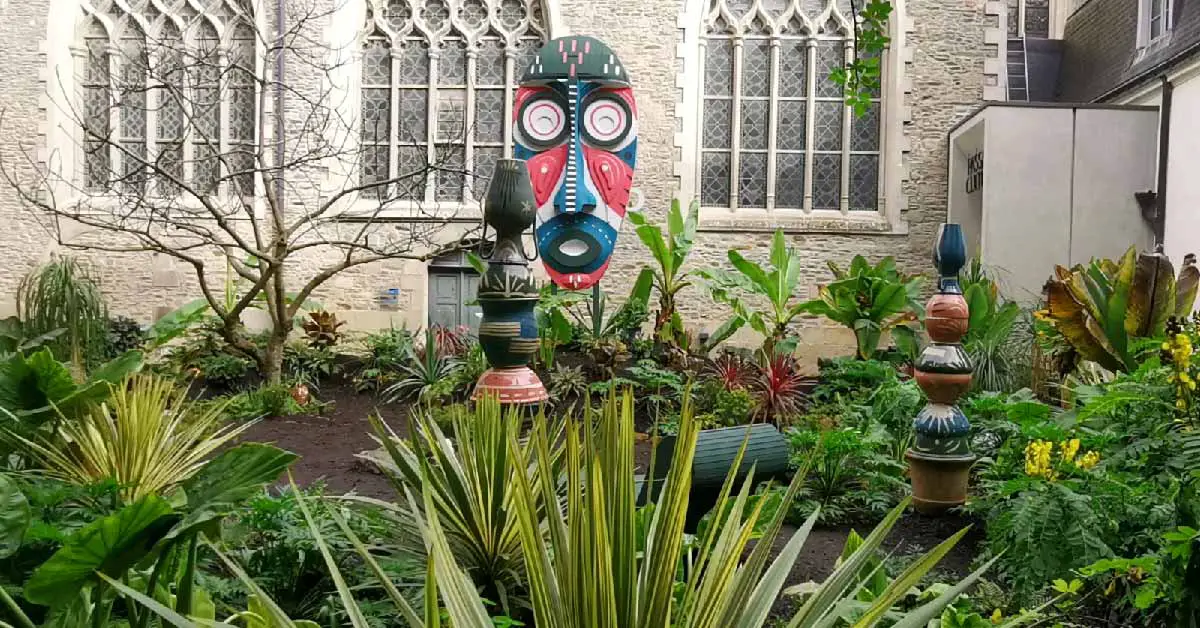 pedro exposition Bla et Mask dans le jardin du passage sainte croix transormé en jungle luxuriante avec masque géant, totem en céramique et plus de 700 plantes