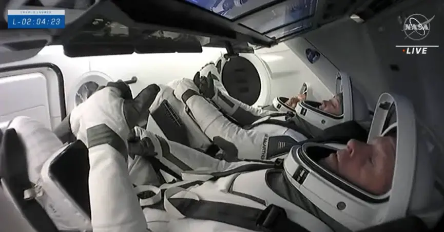 Thomas Pesquet, astronaute, joue à Pierre Feuille Ciseax dans la navette spatiale Space X Crew Dragon en attendant le départ pour l'ISS