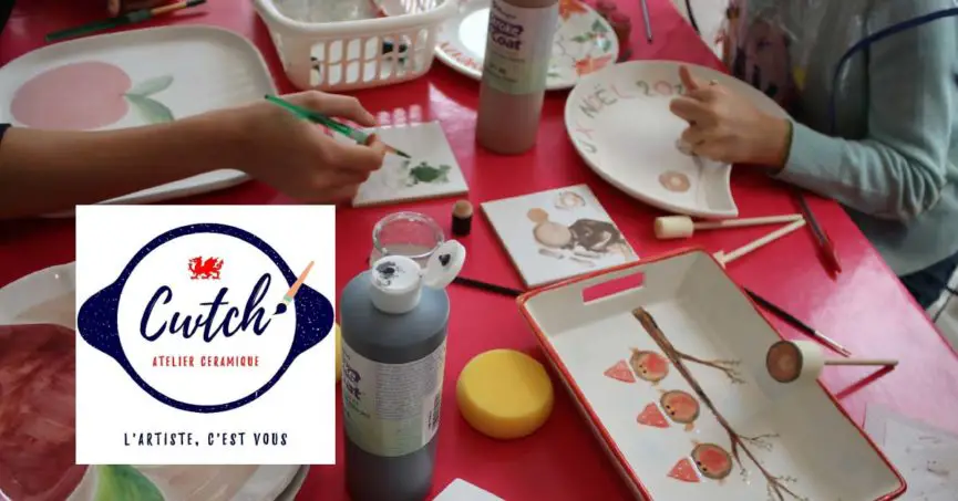 atelier de peinture sur faïence et céramique à nantes - Ici des des enfants s'amusent en dessinant sur des plats, bol, tasses assiettes - activité artistiques originale - Loire-Atlantique - Atelier Cwtch