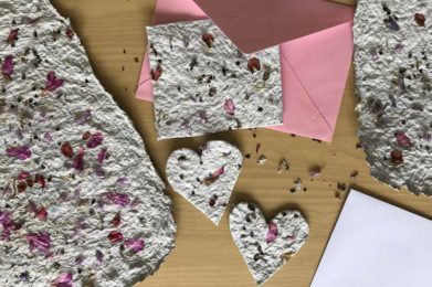 jolie carte à fabriquer - DIY - carte à planter avec graine à semer en papier mâché en forme de coeur - idée cadeau fête des mères, saint-valentin, carte vœux