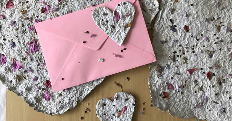 jolie carte à fabriquer - DIY - carte à planter avec graine à semer en papier mâché en forme de coeur - idée cadeau fête des mères, saint-valentin, carte voeux