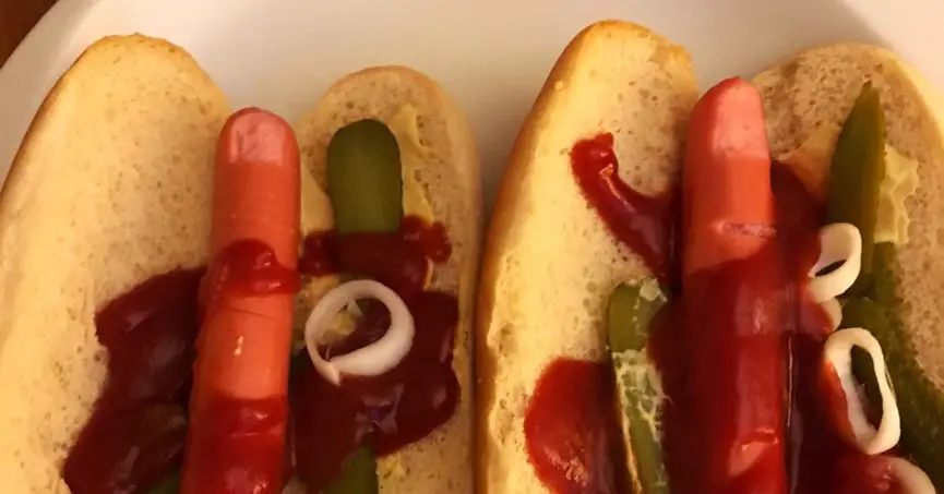 Halloween avec les enfants -idées activité à la maison - hot dog sanglant avec doigts - cuisine recette
