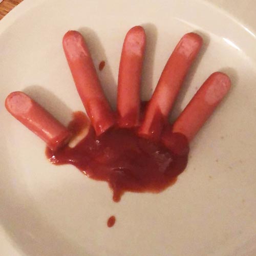 Halloween - idée repas enfant qui fait un peu peur - saucisse taillée en doigt avec ketchup pour le sang