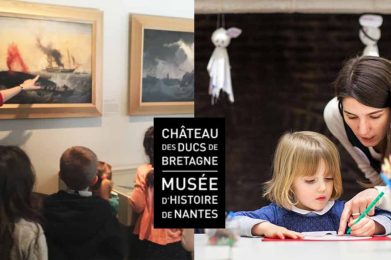 enfants et adultes visitent le chateau des ducs de bretagne avec un médiateur pour atelier créatif en famille