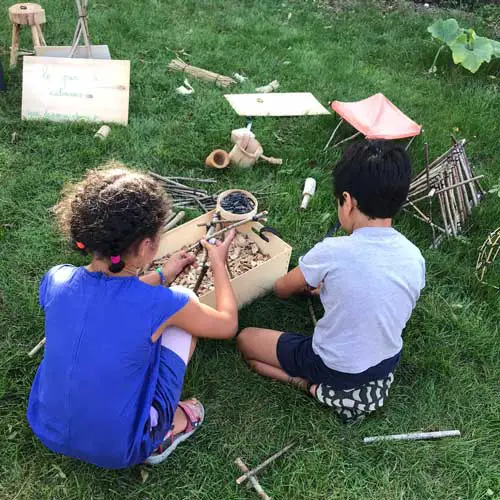 enfants en train de créerune cabane à insecte en bois - activité nature - Loire-Atlantique