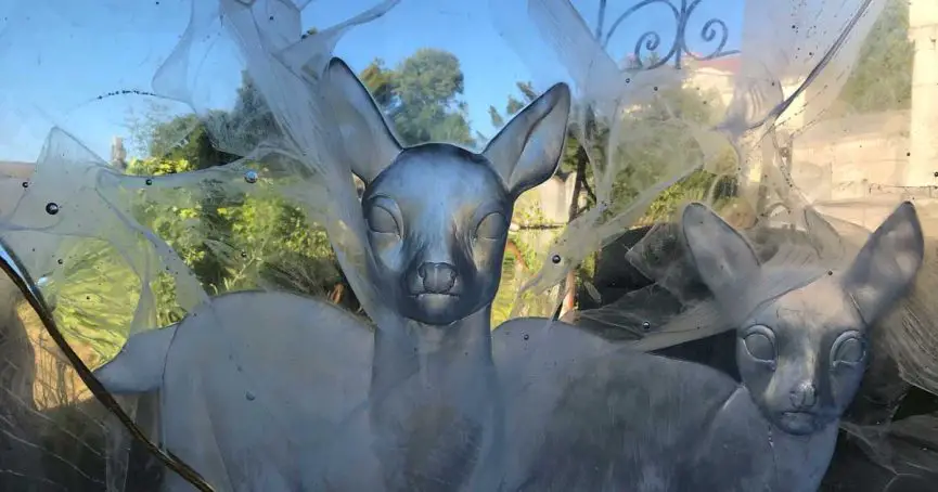 cimetière Nantes Oeuvre du Voyage à Nantes - cerf biche en verre statue